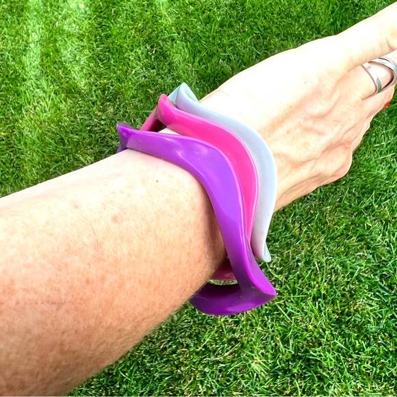 Vintage Acrylic Wave Bangle Bracelets - Picture 5 of 8
